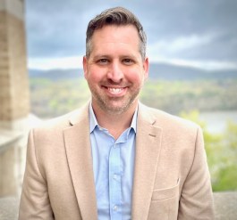 WARNER HEADSHOT (April 2022)